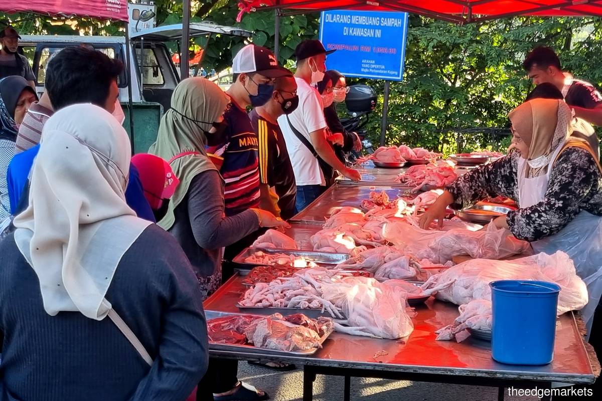 On Friday (June 24), the prime minister announced that the government had decided that the price of chicken would not be floated in order to ensure the people are not burdened. (Photo by Mohd Suhaimi Mohamed Yusuf/The Edge)
